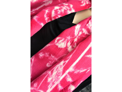 Dikke cocoon sjaal fuchsia en offwhite, bloemen