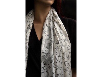 Wit zijden sjaaltje met fijne zwarte print van kleine fantasiebloemetjes