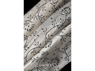 Wit zijden sjaaltje met fijne zwarte print van kleine fantasiebloemetjes