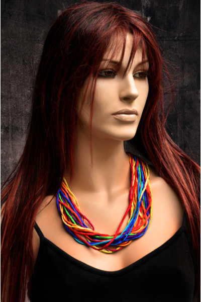 Zijden ketting met de kleuren van de regenboog in pongee zijde met een zwarte sluiting