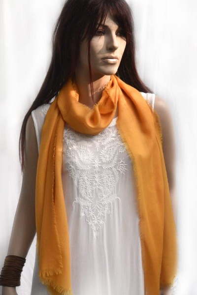 Smal, licht en soepel dun wollen sjaaltje, etamine de laine, donker warm geel 