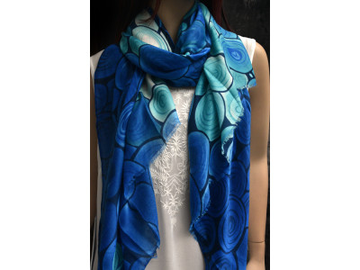 Soepele dunne sjaal met bollen, blauw, turquoise. offwhite