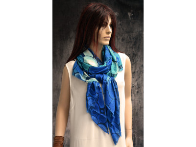 Soepele dunne sjaal met bollen, blauw, turquoise. offwhite
