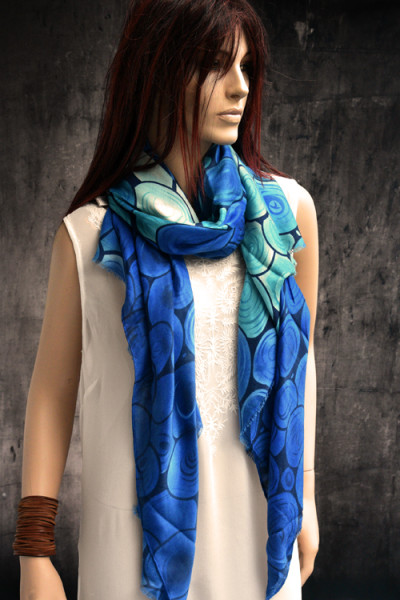 Soepele dunne sjaal met bollen, blauw, turquoise. offwhite