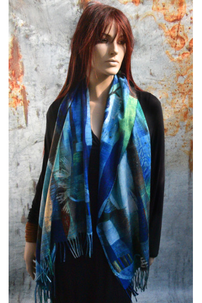 Warme sjaal met abstrakte motieven in vooral blauwtinten