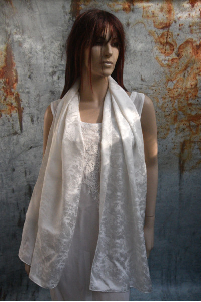 Witte zijden sjaal, mooi voor bruiden