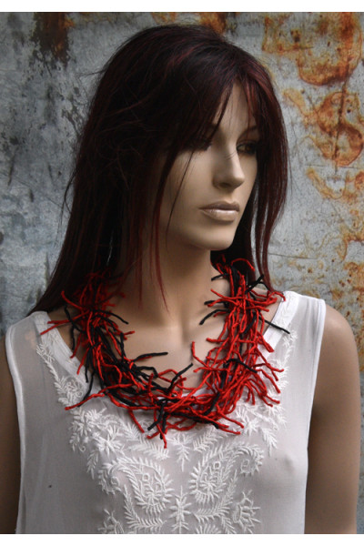 Rood zwarte zijden ketting,  handgeverfd en handgemaakt  