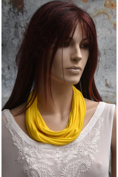 Felgeel rond zijden sjaaltje, handgeschilderd