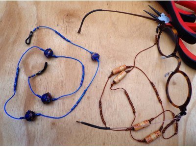 Handmade design brillenkoordje, blauw met koperkleurige kralen