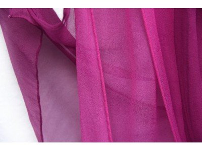 Donker en licht roze chiffon zijden sjaal ineen, met kraaltjes vastgemaakt