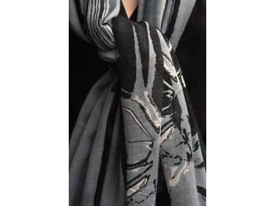 Wollen sjaal of stola, grijs en zwart, abstracte figuren