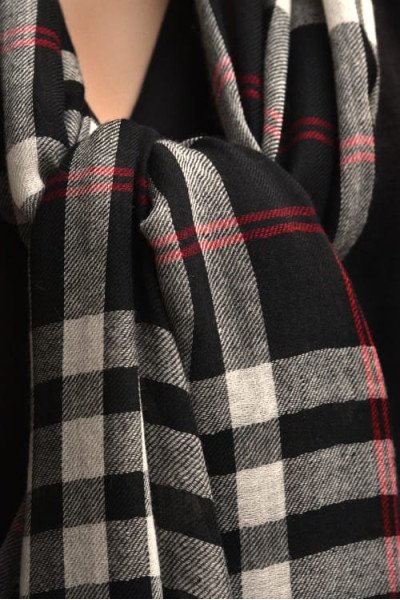 Wollen sjaal, zwart, wit, rood. Blokken, strepen, ruiten