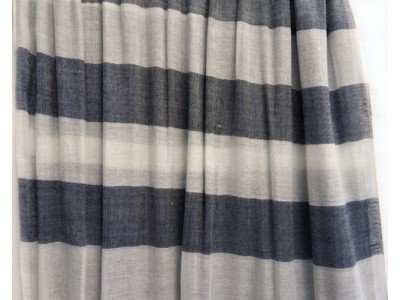 Grijs witte viscose sjaal met strepen