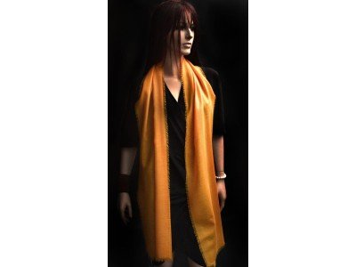 Smal, licht en soepel dun wollen sjaaltje, etamine de laine, donker warm geel 