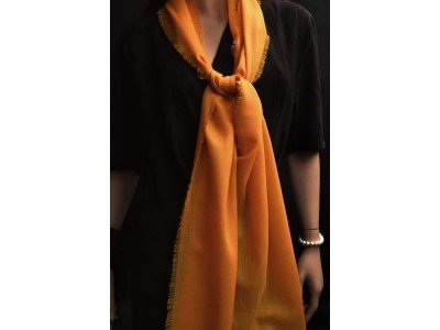 Smal, licht en soepel dun wollen sjaaltje, etamine de laine, donker warm geel 
