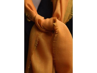 Smal, licht en soepel dun wollen sjaaltje, etamine de laine, donker warm geel 