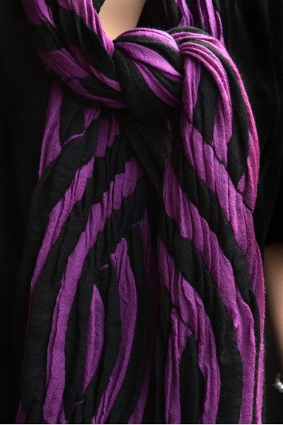 Paars zwarte wollen sjaal,elastisch, dubbel geweven, mooi onder of boven een jas
