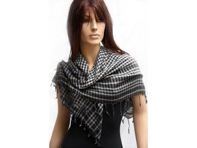 Zwart grijs sjaaltje met ruitjes met franjes en flossen