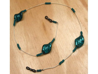 Handmade design brillenkoordje turquoise, asymmetrische kralen