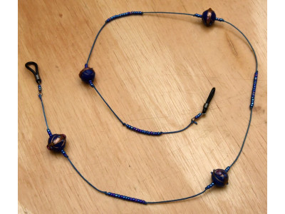 Handmade design brillenkoordje, blauw met koperkleurige kralen