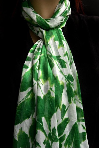Groen wit zijden sjaaltje