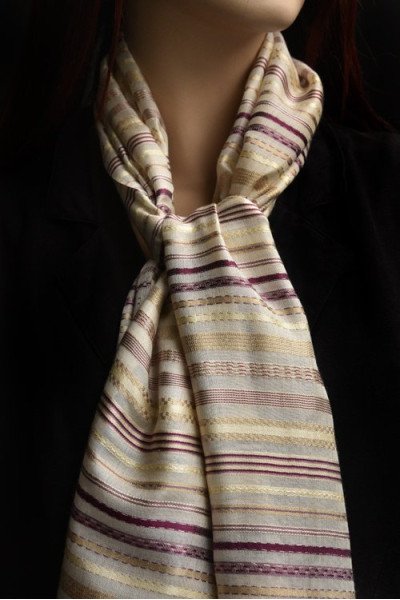 Glanzende chique zijden sjaal, offwhite met paars en zachtgeel