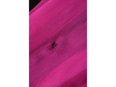 Donker en licht roze chiffon zijden sjaal ineen, met kraaltjes vastgemaakt