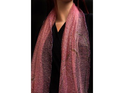 Roze sjaal met ingeweven glinster draad