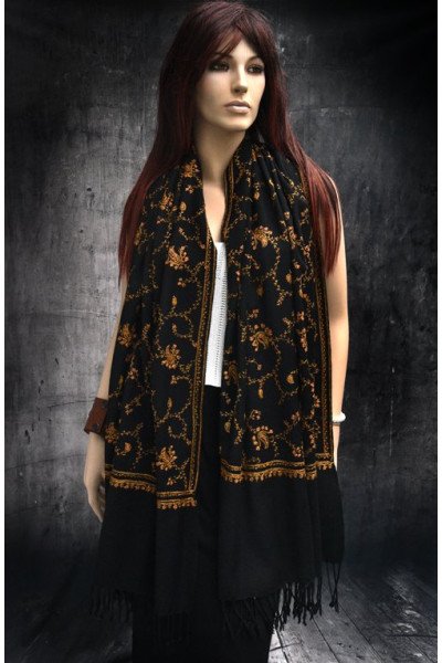 Zwarte wollen sjaal of stola, rijk handgeborduurd met oranje en mosterdgeel