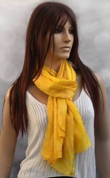 Handgeschilderde zijden sjaal, goudgeel en geel, painted in Holland