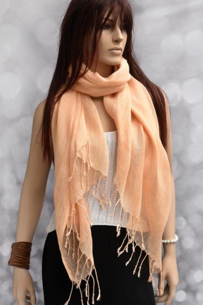 Zalmroze linnen sjaal met franjes