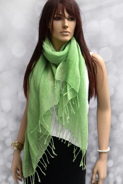Lichtgroene linnen sjaal met franjes