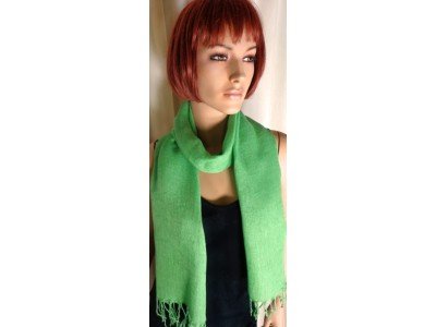 Lichtgroene linnen sjaal met franjes