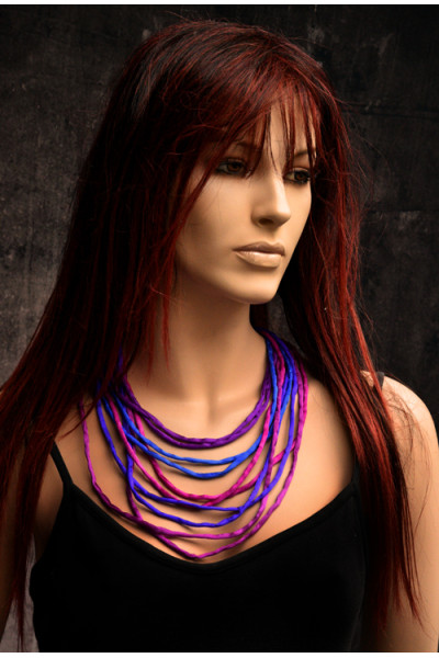 Handgeschilderde zijden ketting in de kleuren blauw, paars en fuchsia, met dikkere draadjes van crêpe satin zijde