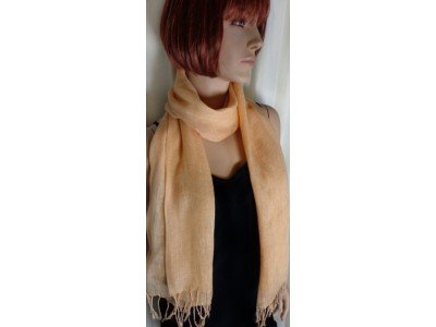 Zalmroze linnen sjaal met franjes